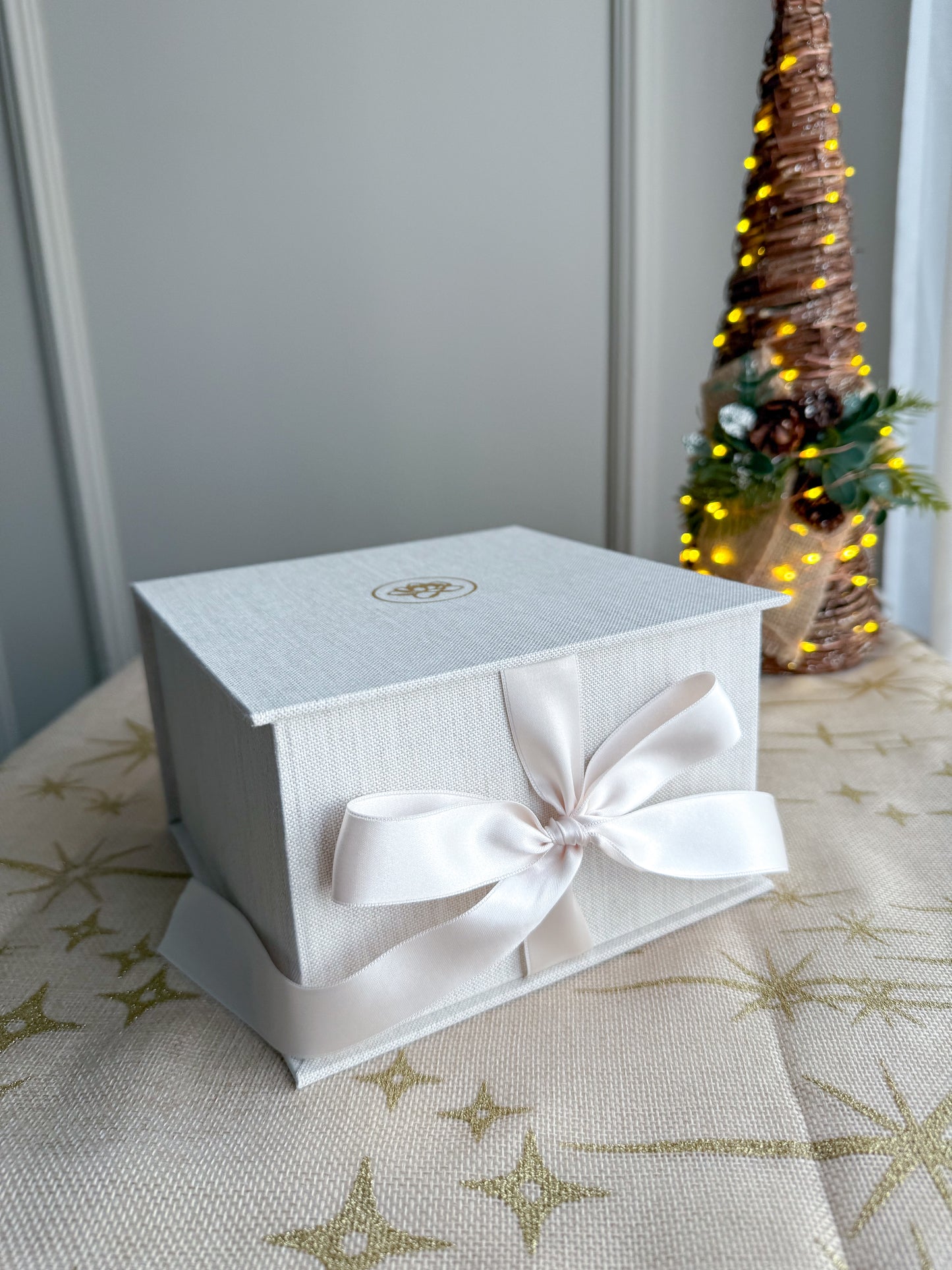 Vela Big Urso 600g (SEM PERFUME) em caixa de linho pérola personalizada em dourado e fita vanilla