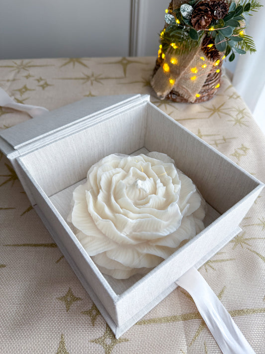 Vela Big Peônia 500g (SEM PERFUME) em caixa de linho pérola personalizada em dourado e fita vanilla