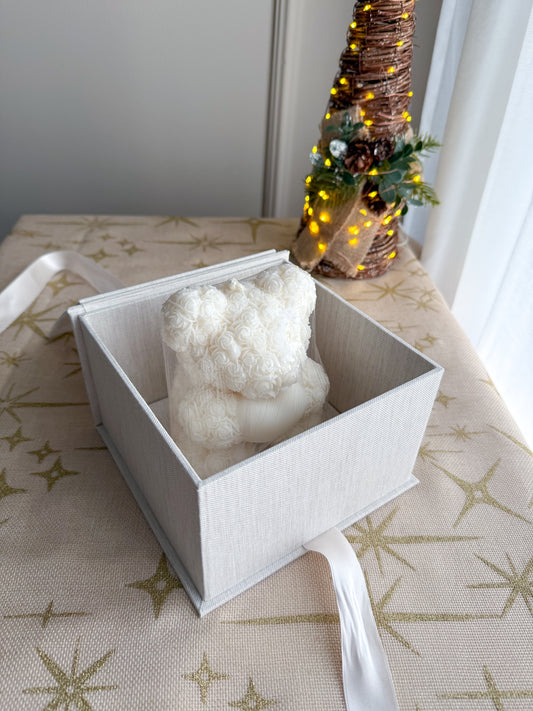 Vela Big Urso 600g (SEM PERFUME) em caixa de linho pérola personalizada em dourado e fita vanilla