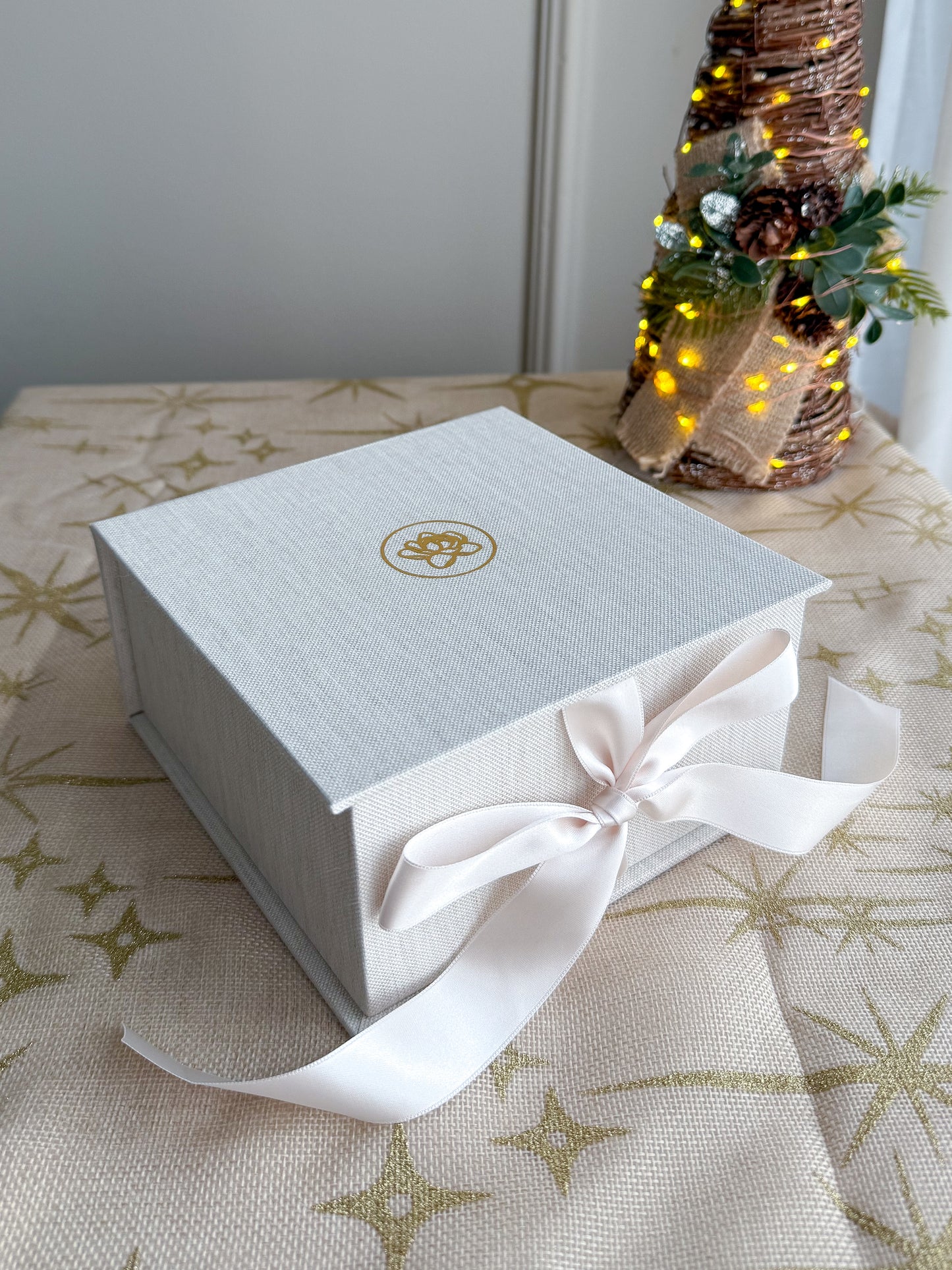 Vela Big Peônia 500g (SEM PERFUME) em caixa de linho pérola personalizada em dourado e fita vanilla