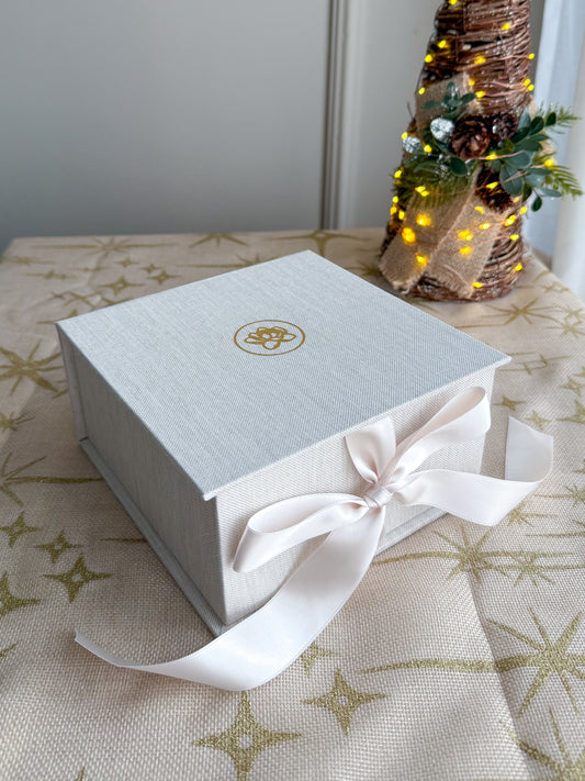 Vela Big Peônia 500g (SEM PERFUME) em caixa de linho pérola personalizada em dourado e fita vanilla