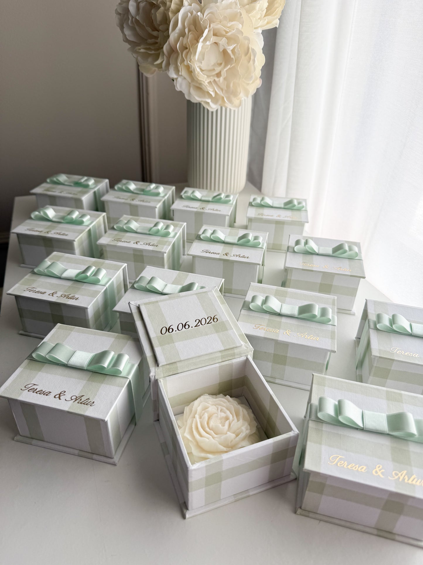 Vela Perfumada em Caixa Personalizada "Vichy" com laço Chanel
