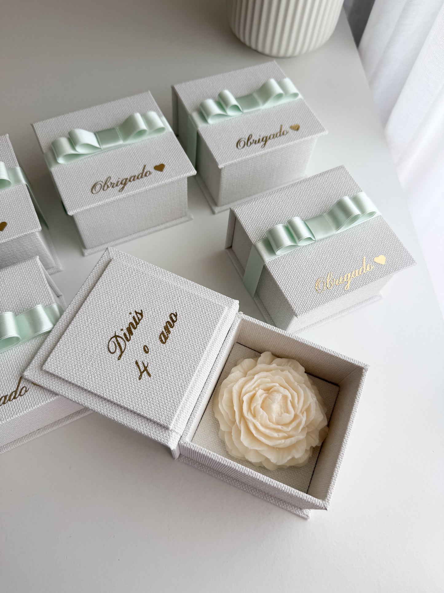 Vela Peônia 90g em Caixa Personalizada (caixinha mede 9cmx9cmx5cm)