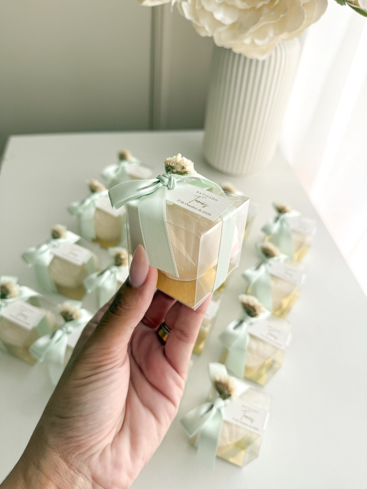 Mini Seashell Candle 40g decorated as a party favor (box measures 5cmx5cmx5cm)