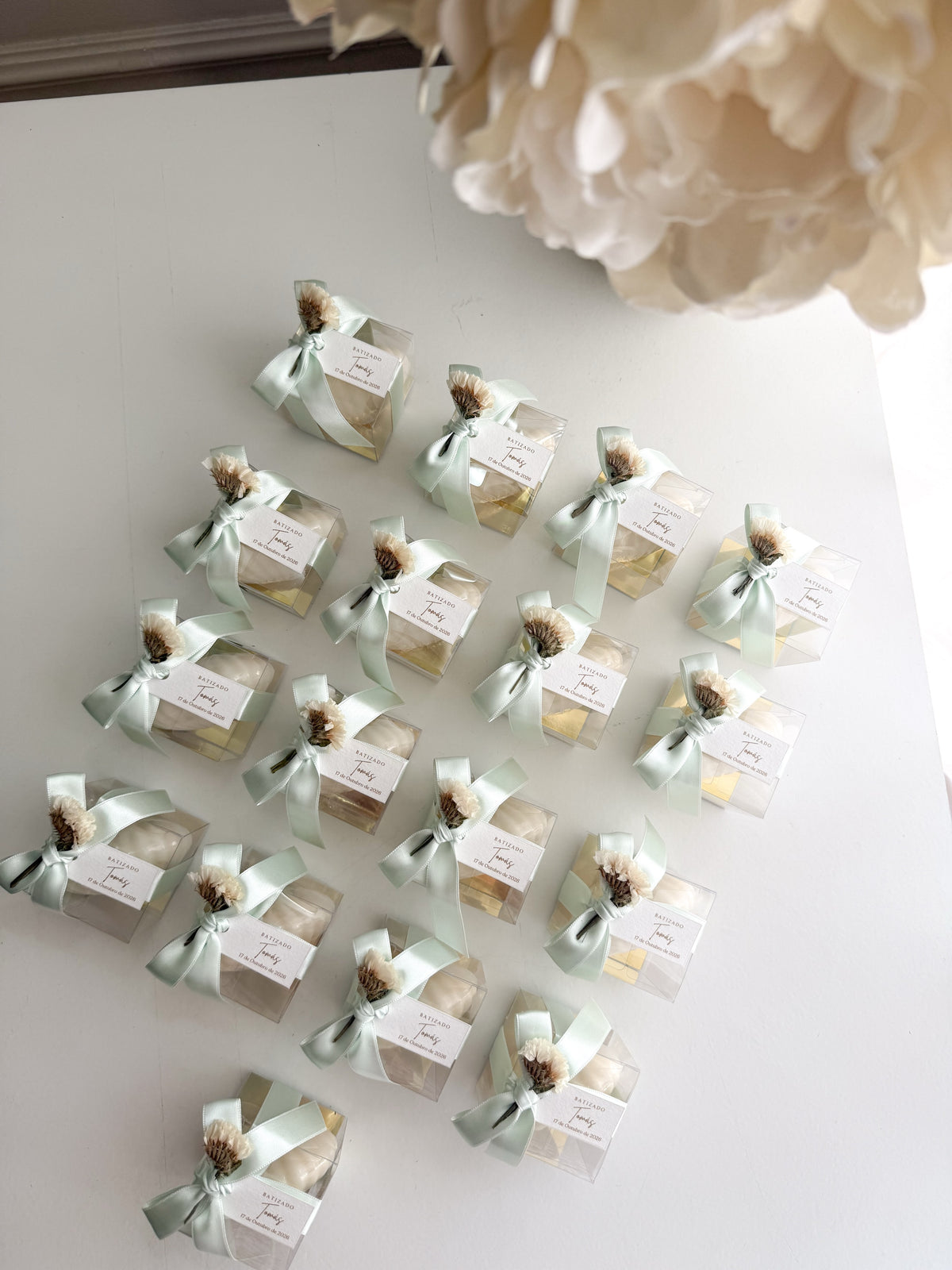 Mini Seashell Candle 40g decorated as a party favor (box measures 5cmx5cmx5cm)